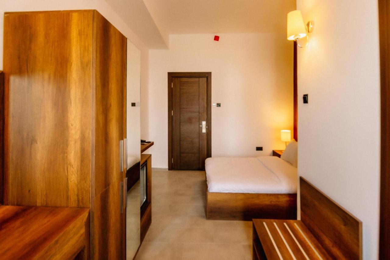 Cezar'S Airport Hotel Nicosia Buitenkant foto