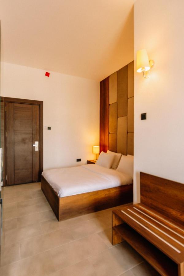 Cezar'S Airport Hotel Nicosia Buitenkant foto